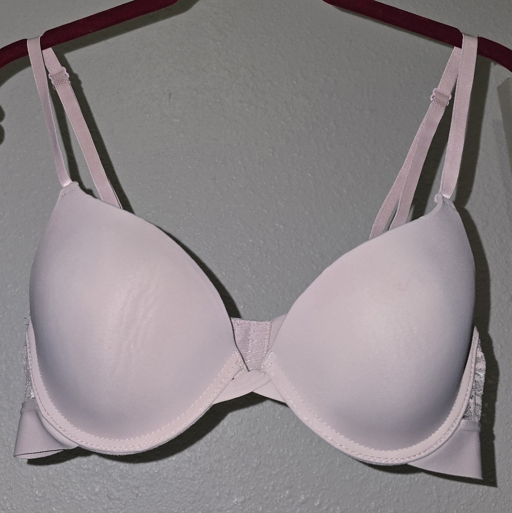 Beautiful Seamless T-Shirt Bra with Elegant Lace Wings